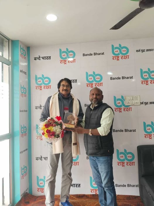 Bande Bharat honoured Sujeet Kumar with a memento at the inauguration ceremony for his contribution to Indian sports